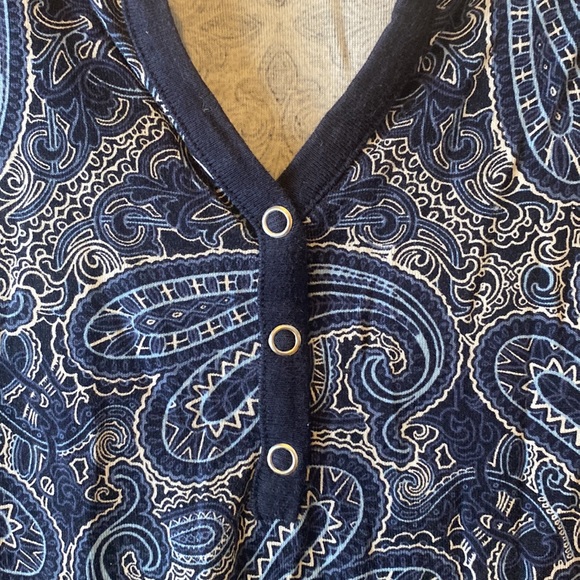 A navy V-neck shirt - Picture 2 of 4